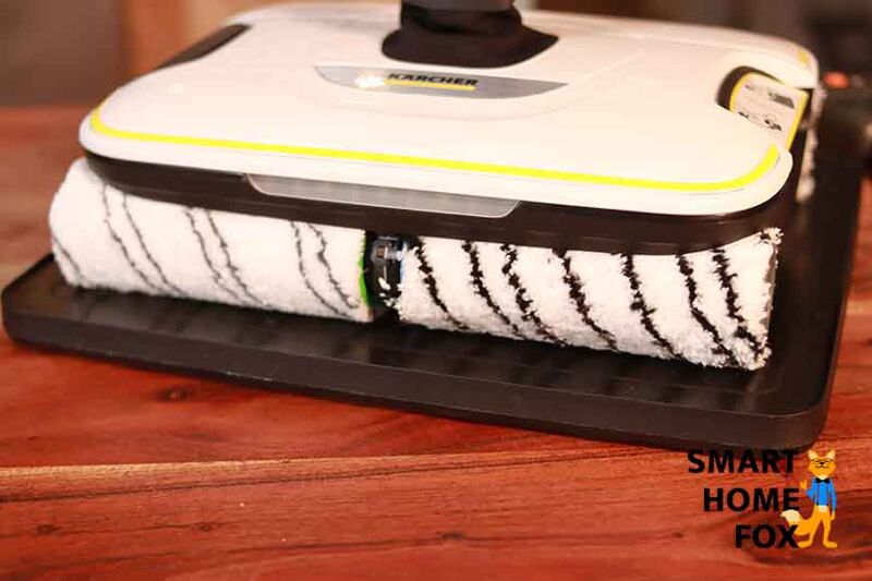 Karcher FC 7 на своей парковочной станции.